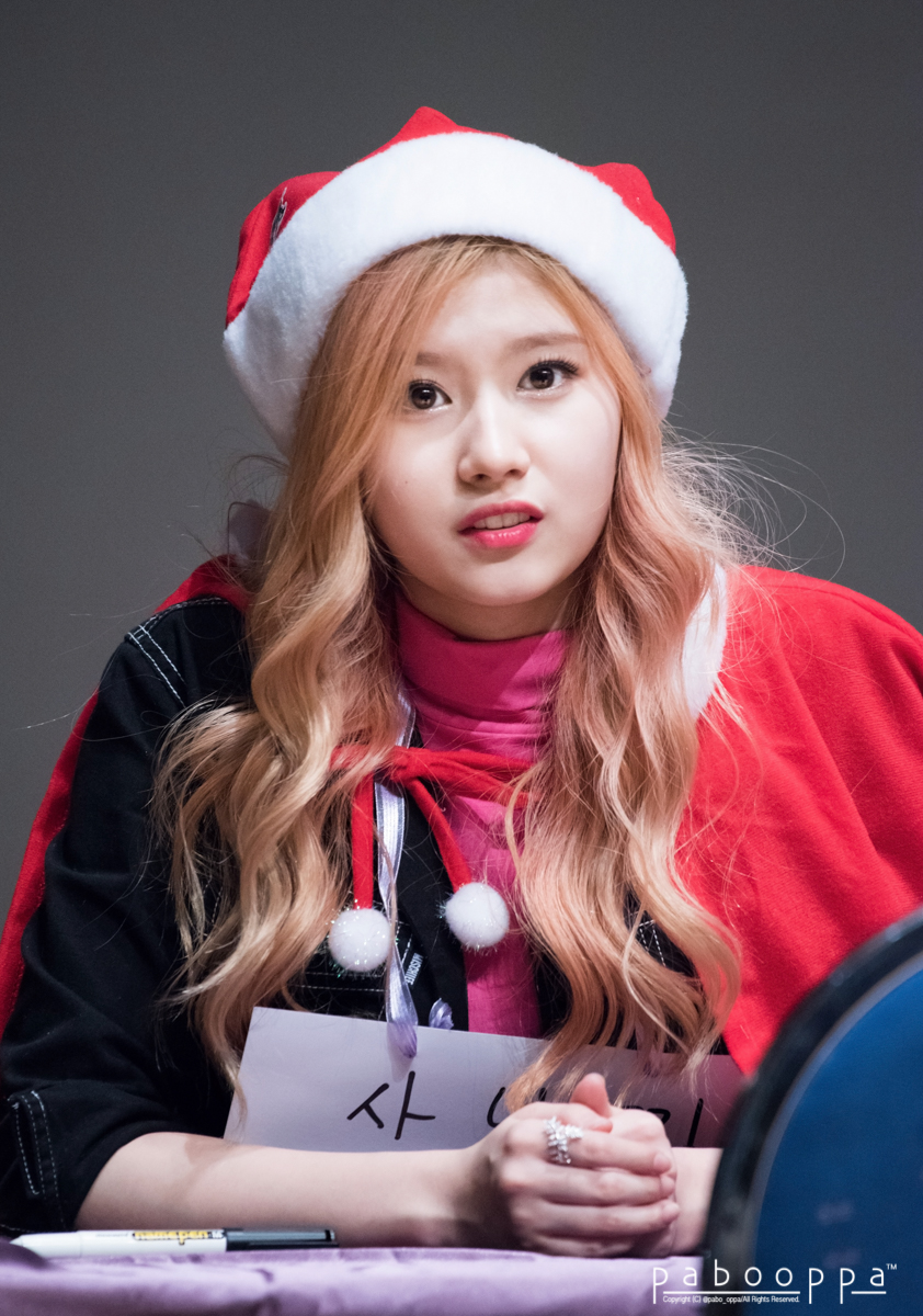 pabo_oppa's tweet photo. 151213 TWICE 트와이스 사인회 사나
#twice #트와이스 #momo #사나 https://t.co/oznwertUgX