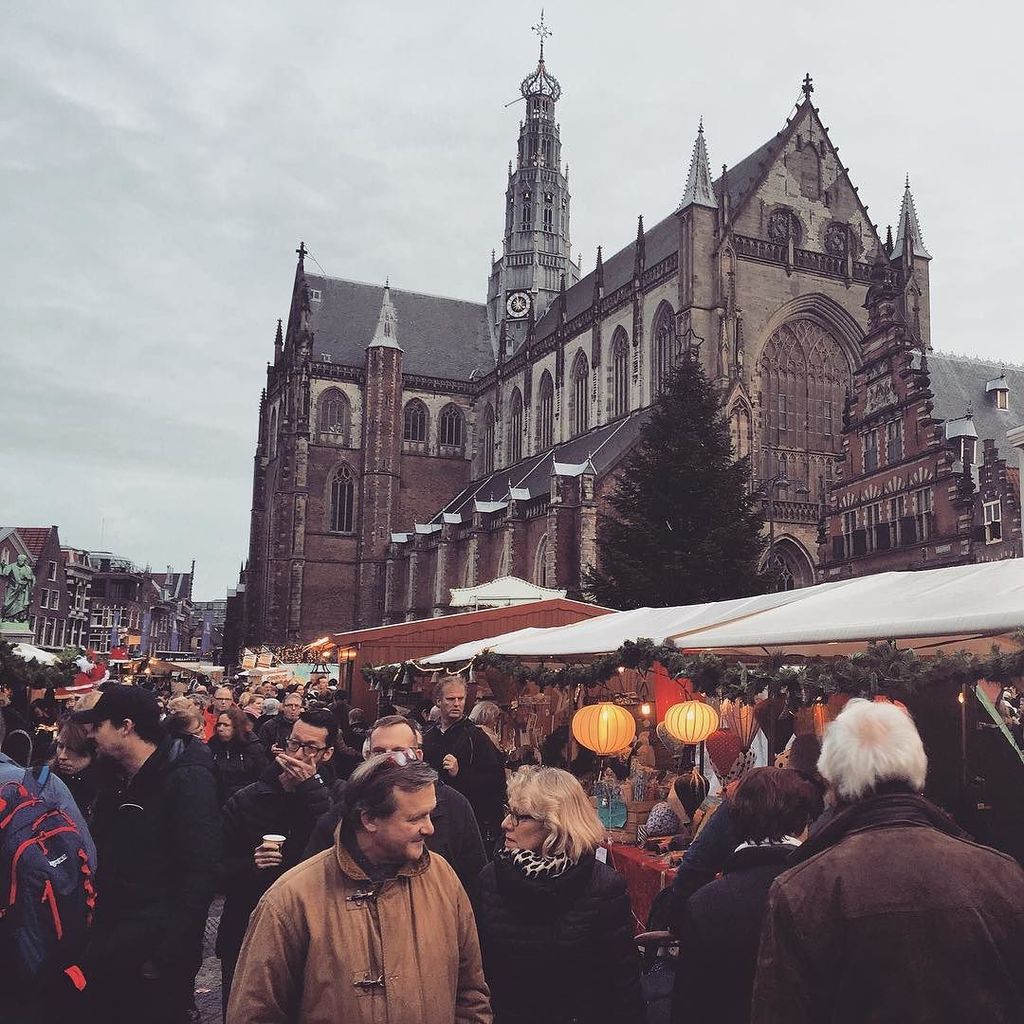 HaarlemCityBlog's tweet photo. De kerstmarkt dit weekend wordt druk bezocht! Nu lekker aan de glühwein, jullie ook? #kers… https://t.co/topJpX8NmL https://t.co/srvJvWzGJe