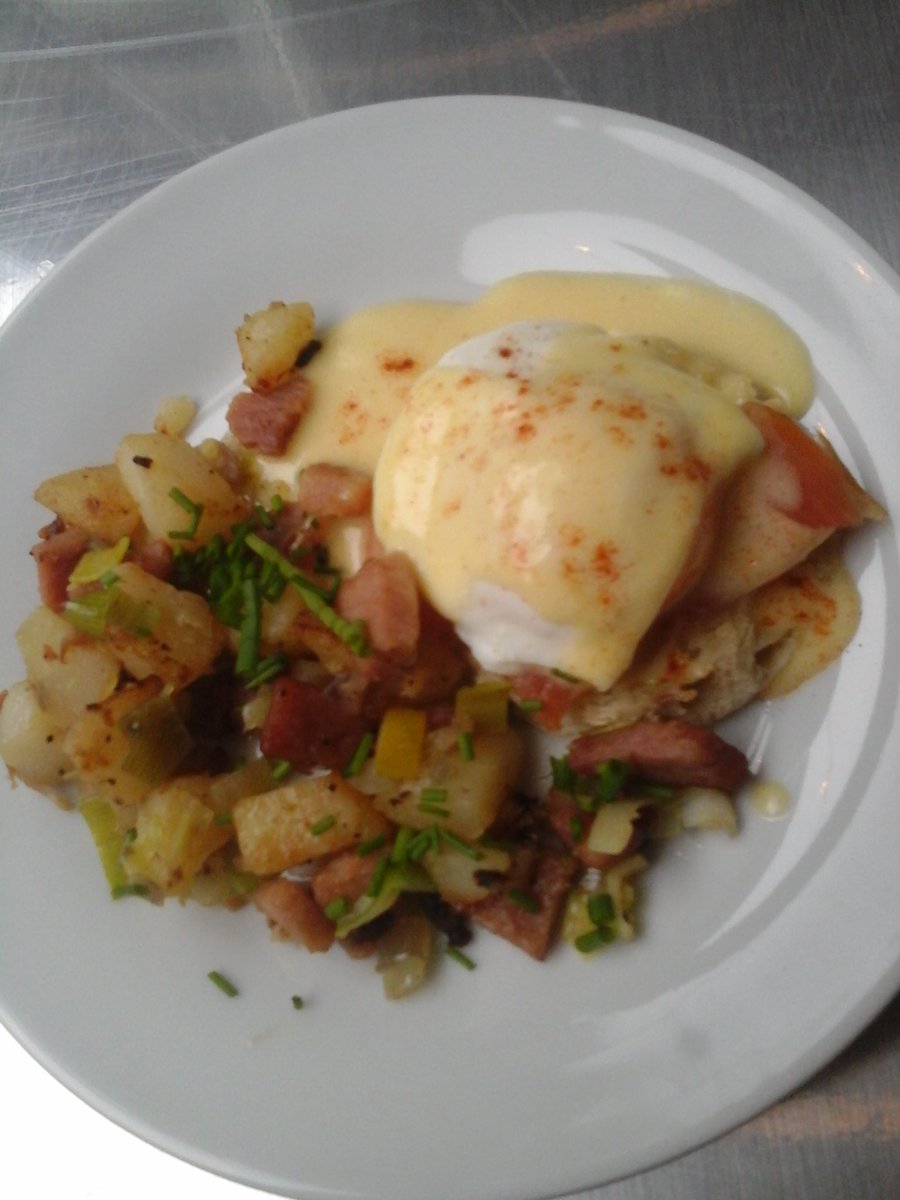 tapeworthy's tweet photo. Delicious (and free) brunch from #PCINSIDERsBoutique #pcinsider Go this week if you can! On King and Peter https://t.co/WzO1EHP9Ak