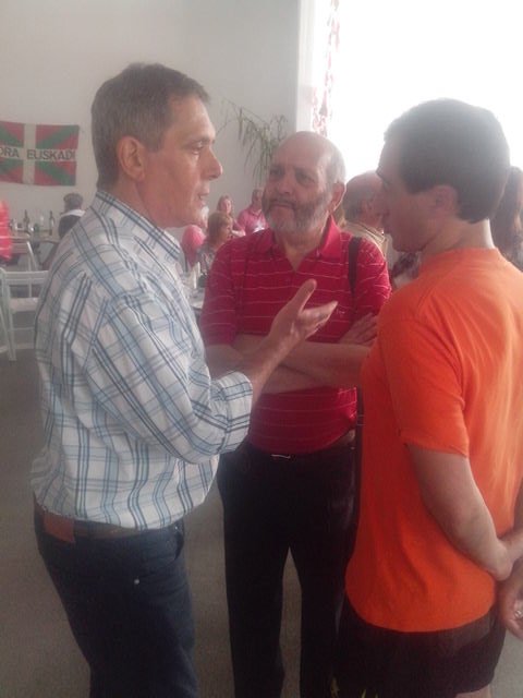 CentroBasko's tweet photo. Pau Angels, Ignacio Lara, Carles Capdevilla el  hermano @cclaplata  presentes en el cierre de año @ColectividadMLP https://t.co/3l0W6oE3Jk