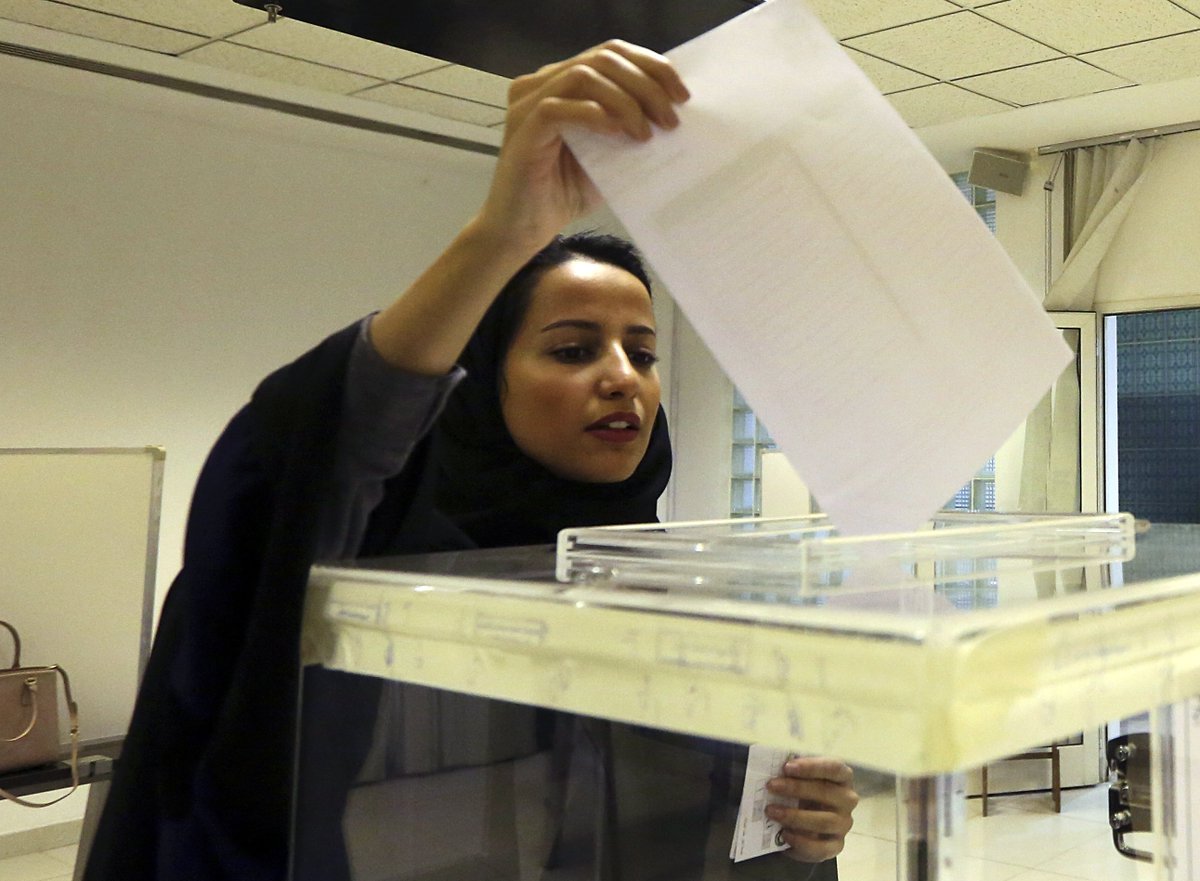 Saudi Arabia voted 17 women into office in first elections to allow female participation. nbcnews.com/news/world/fir…