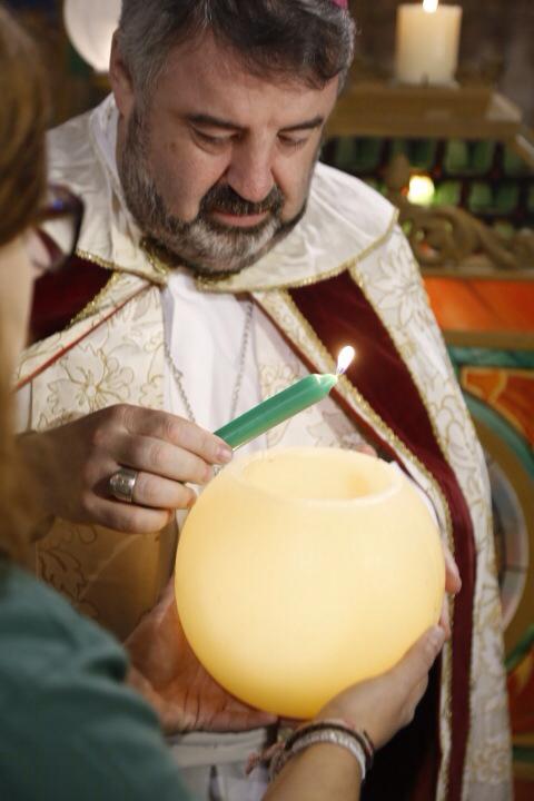 El Obispo de Teruel recoge la Luz de la Paz de Belén para hacer entrega a los asistentes. #LPB2015