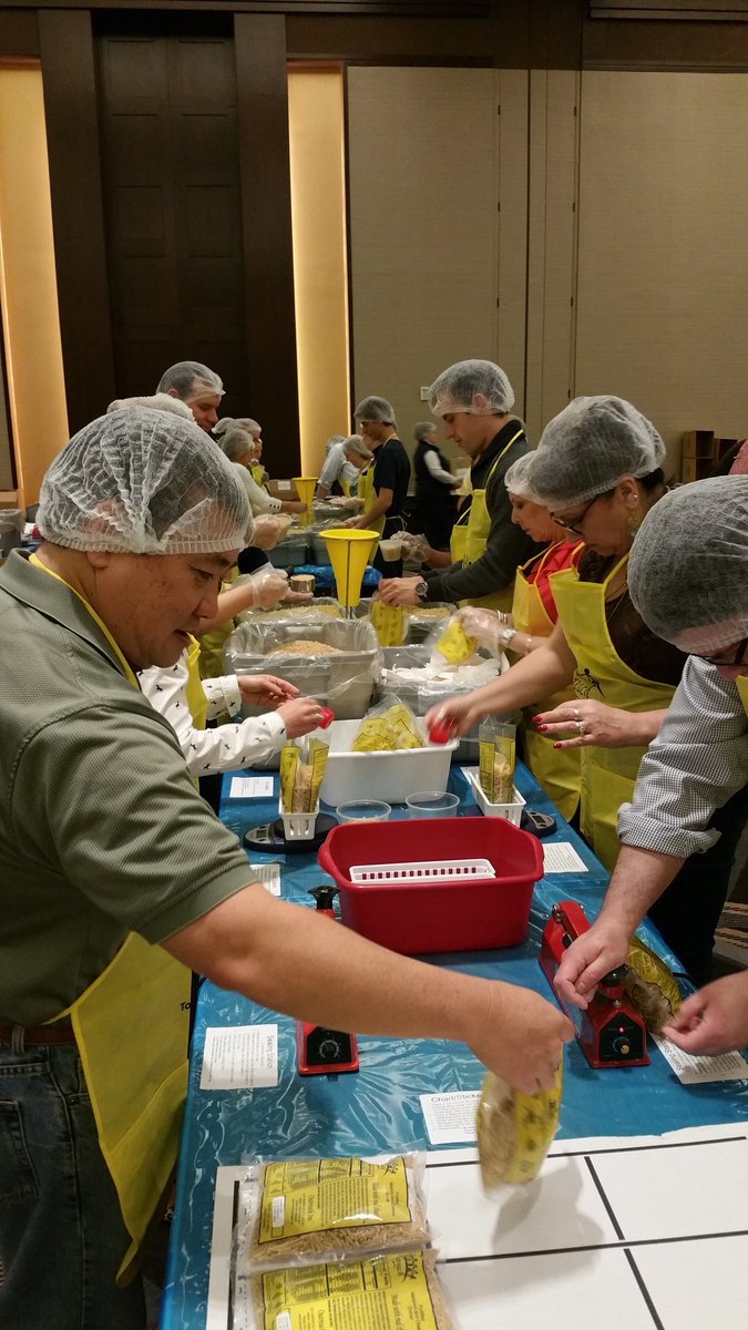 OasisFin's tweet photo. Helping @OutreachPrgrm pack over 30,000 meals for Tennessee families @CSGovts #csg2015 https://t.co/Zz1UEDE9k3