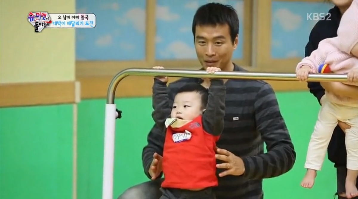soompi's tweet photo. Baby #Daebak Proves He Takes After His Athletic Father on “The Return of Superman” https://t.co/H26oLlApPU https://t.co/n9sCfcOgyM
