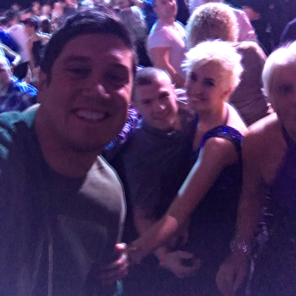 crazylegsmeakin's tweet photo. Touched @vernonkay though! 😍 #lovinlife https://t.co/xsbCX3X7Jb