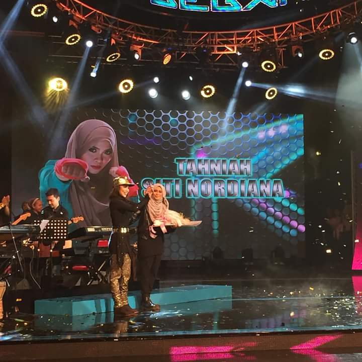 SarahGurlz68's tweet photo. Congrate @nanarayyan !! Kamu dh bktikn gdis kmpung pown menang!!congrate again!!
#GegarVaganza #sitinordiana https://t.co/mOdKtsP8Nw