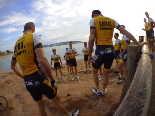 BianchiOfficial's tweet photo. Say welcome to Team @LottoJumbo_road's new 2016 kit! How do you like it? https://t.co/6kP2dL8Pi8