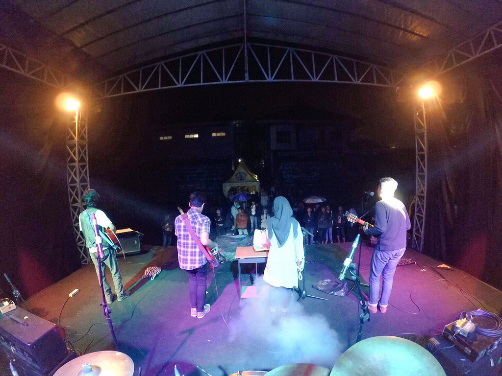 ChamomileMusic's tweet photo. Gerimis yg asik, yg jadikan hangat. Terimakasih banyak @poskovisual ! Sampai jumpa dan mari berdendang bersama lagi~ https://t.co/hX1xXugriu
