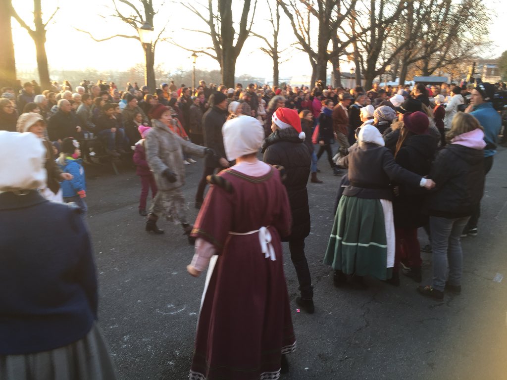 RiccardoBagnato's tweet photo. Festa #escalde a Ginevra si svolge in un clima tranquillo. #GeneveAlerte https://t.co/oh2pslkF0A