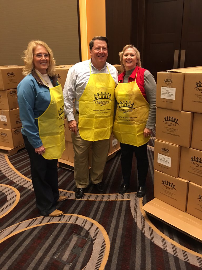 MasseyForSenate's tweet photo. Great morning packaging 30,000 meals for food banks @senatornorris #csg15 @CSGovts https://t.co/DWMjcbMbxe