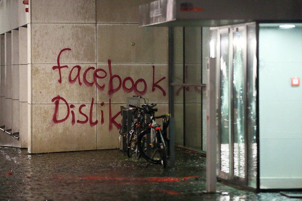 Atto vandalico alla sede Facebook in Germania