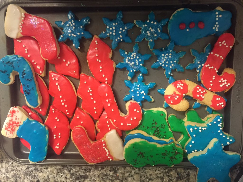 beesbudoir's tweet photo. My Sunday #CookieExplosion 🎄🍪 All packaged and ready to mail. #CoveredInPowderSugar #Holiday🐝 https://t.co/kajKXAOoOY