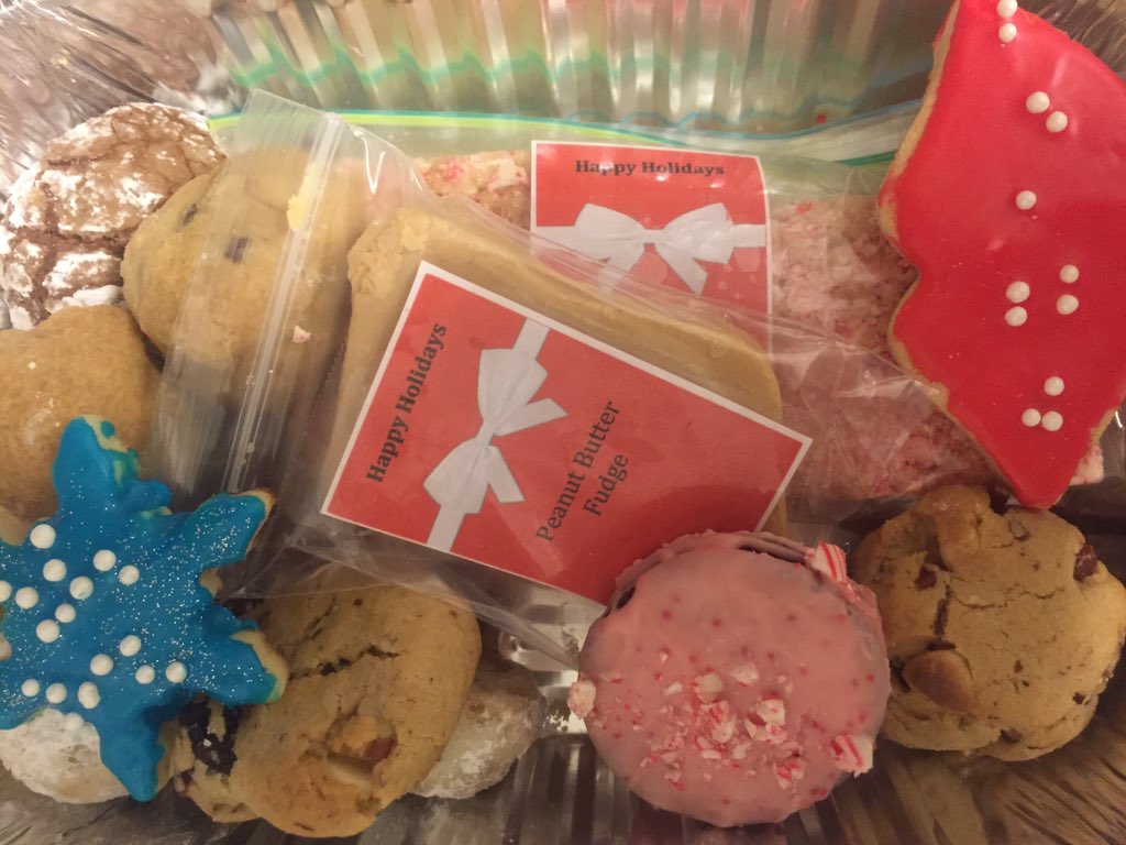 beesbudoir's tweet photo. My Sunday #CookieExplosion 🎄🍪 All packaged and ready to mail. #CoveredInPowderSugar #Holiday🐝 https://t.co/kajKXAOoOY