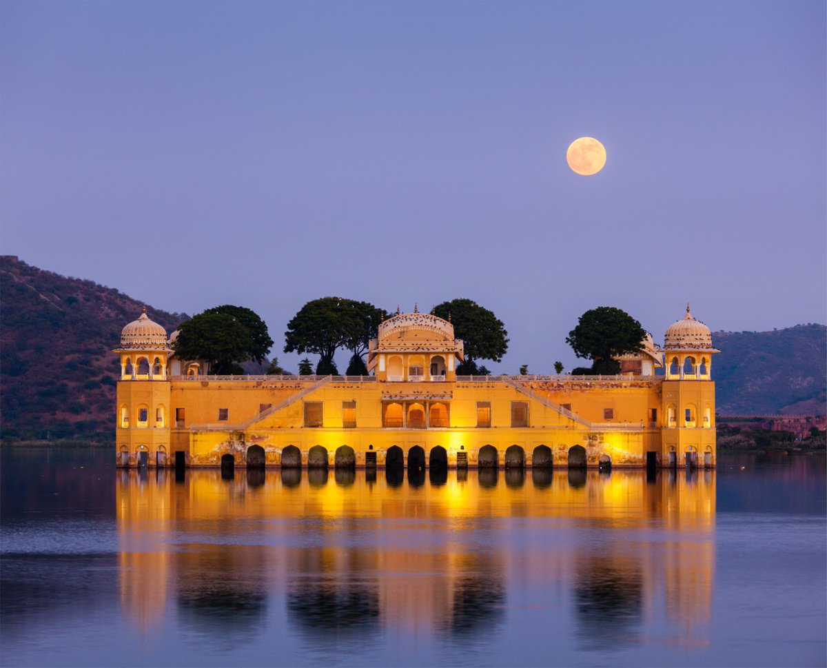 Insight_Joost's tweet photo. "Moonlight sonatas and stars in the night, a billowing magic of lovers delight." #InsightMomentsLG #IncredibleIndia https://t.co/Oq0CMWyTM4