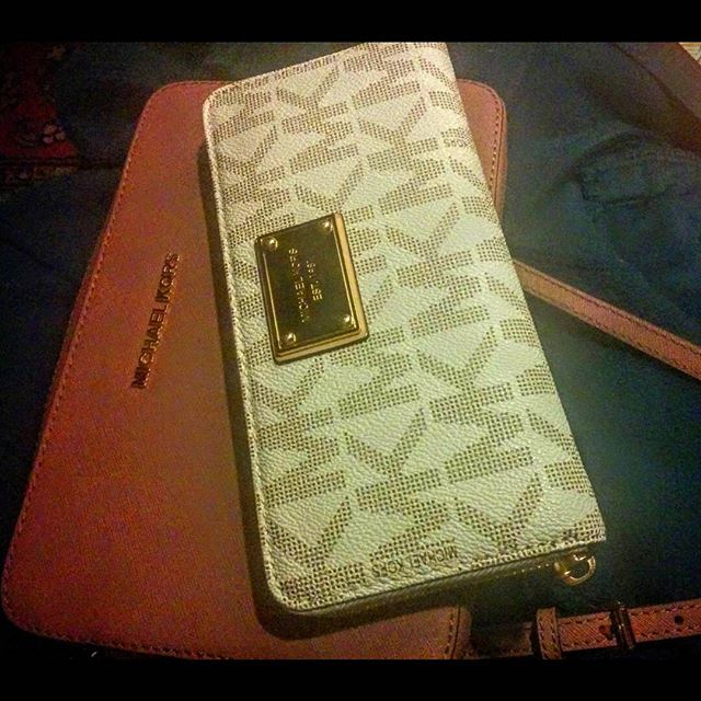 KorsSale's tweet photo. #love these!! #wallet #purse #crossbodypurse #mk #michaelkors #michaelkorspurse https://t.co/yL0PqMci90