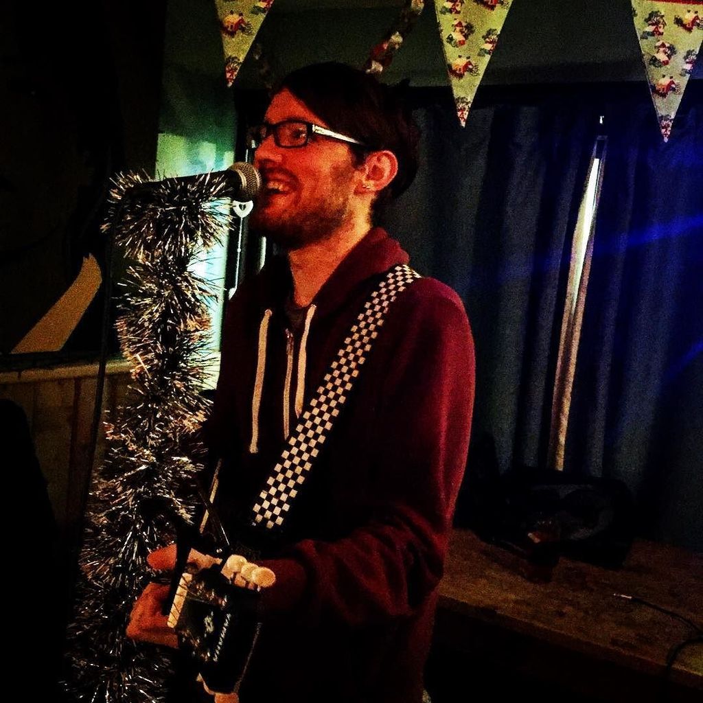 nashvillenightz's tweet photo. nashvillenightz: hidden_brighton: Bad mother Folker ! 
#comedy #brighton #music #gig #acoustic #performance #badmo… https://t.co/IajGflLVTK