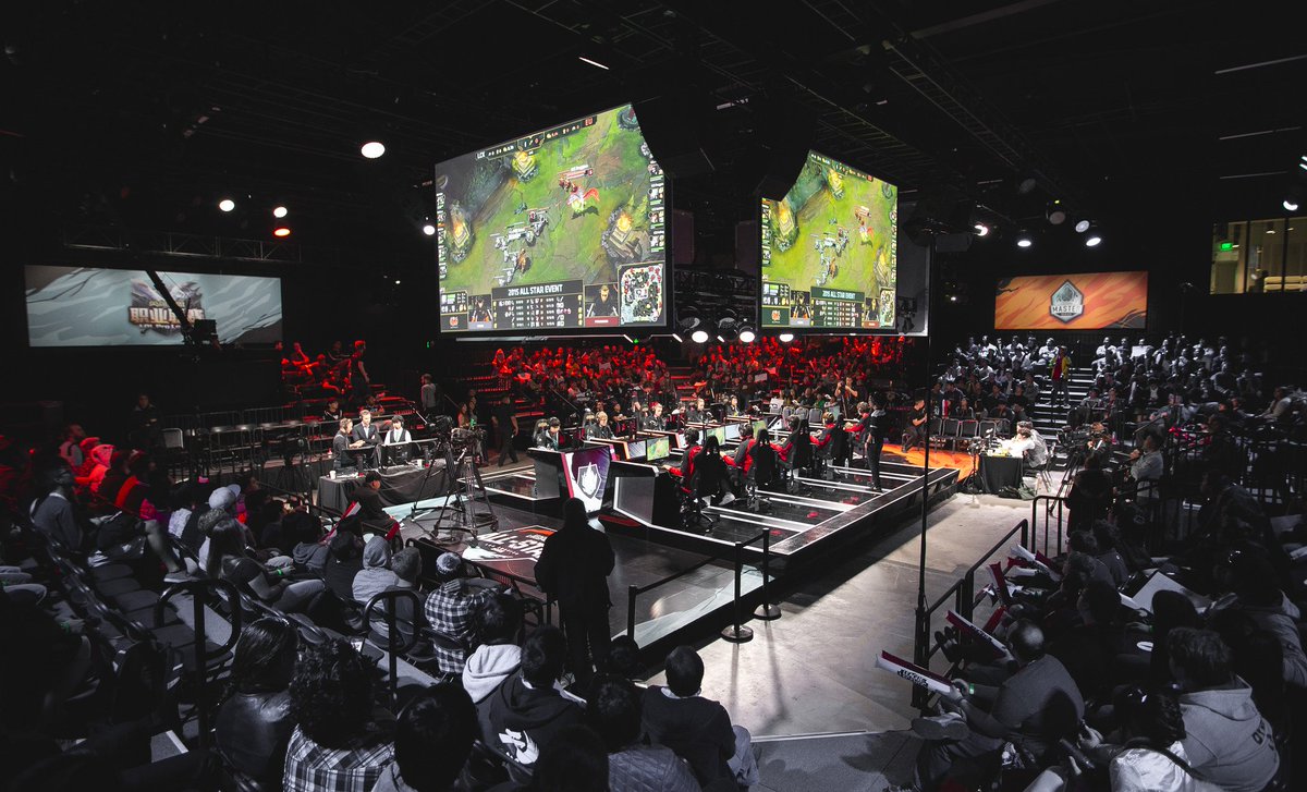 lolesports's tweet photo. 15 minutes until we’re live with the final day of #AllStar! Tandem mode, 1v1 finals and more! https://t.co/pxE92YvYoh