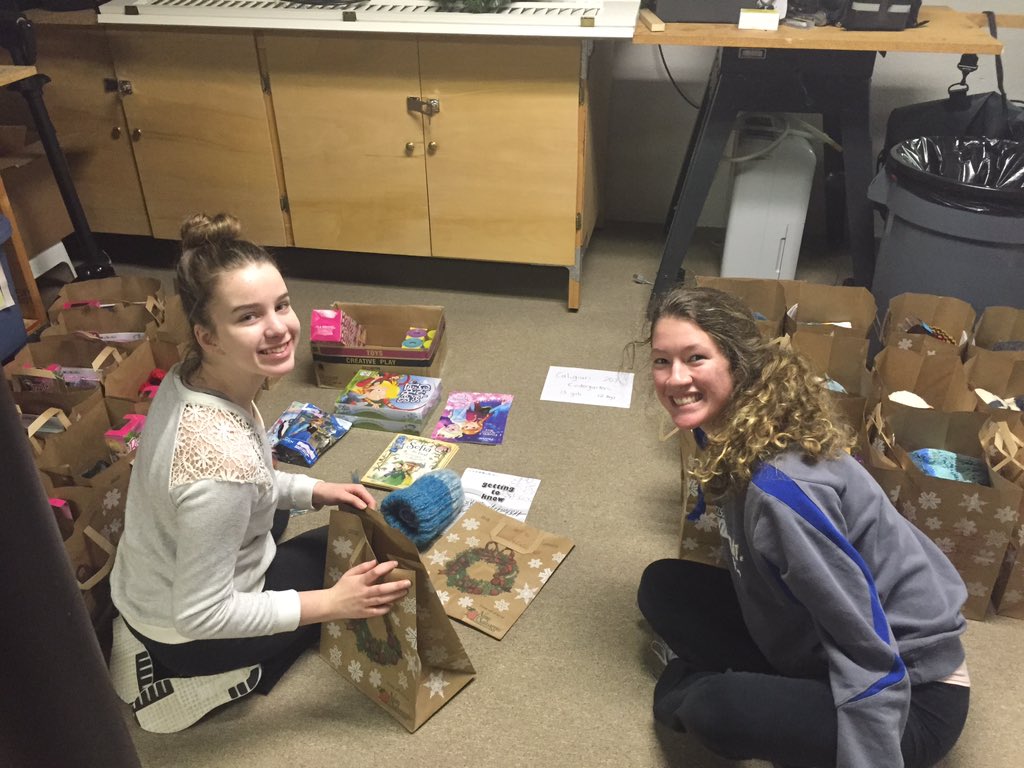 IkeKeyClub's tweet image. Our Key Clubbers getting ready for Seminole on Thursday!!🎁🎄