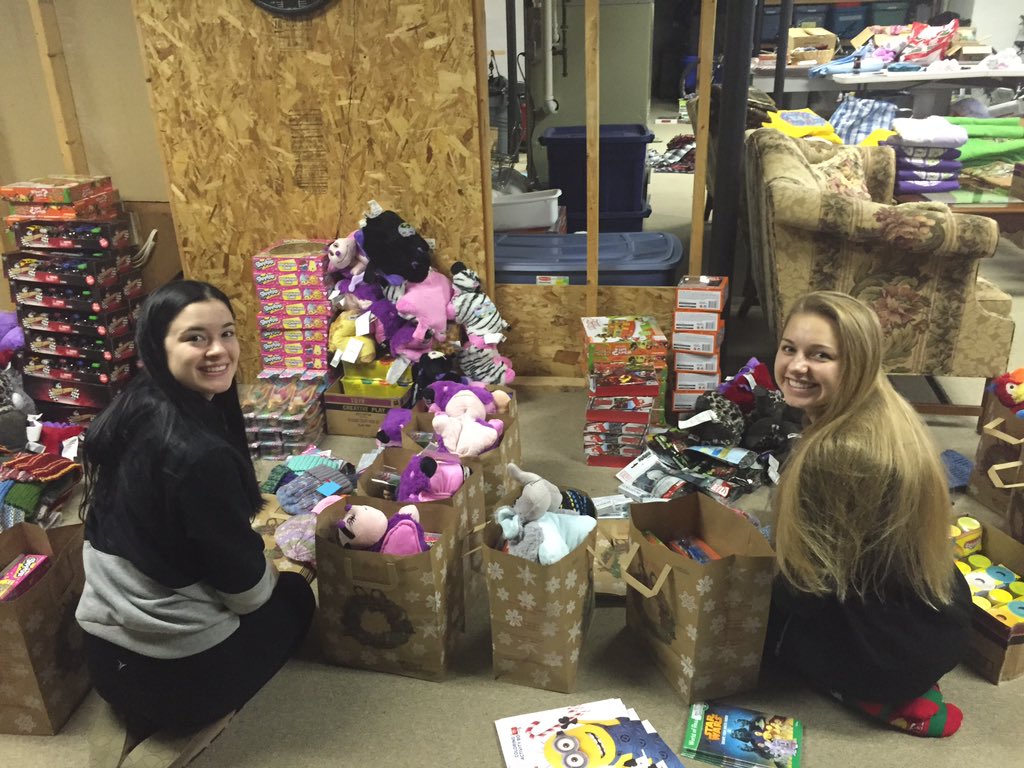 IkeKeyClub's tweet image. Our Key Clubbers getting ready for Seminole on Thursday!!🎁🎄