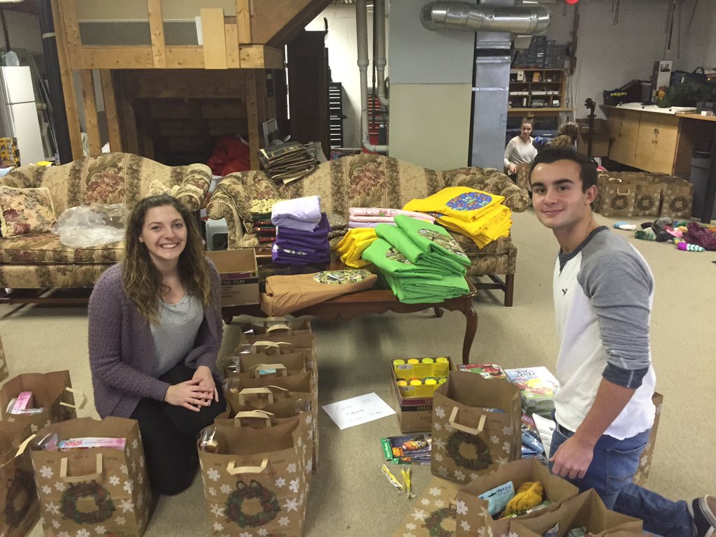 IkeKeyClub's tweet image. Our Key Clubbers getting ready for Seminole on Thursday!!🎁🎄