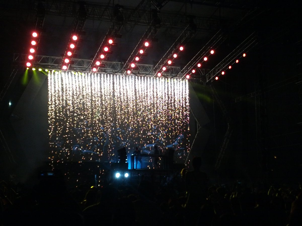 manilaconcerts's tweet photo. Axwell ^ Ingrosso is making the crowd lose their minds! @Sonic_Carnival #SonicCarnival2015 https://t.co/X7H7mK5piu