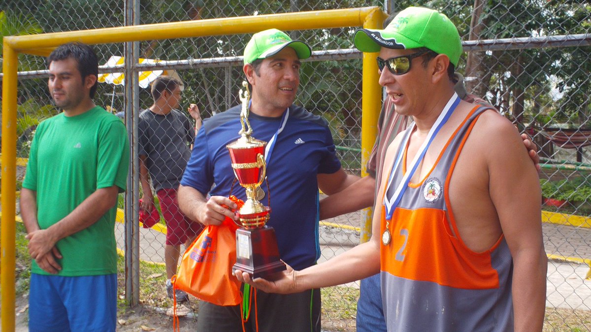 AVPES's tweet photo. @cjnajarro @LPGdeportes según Resultados y Constancia la dupla Calderón-Asencio son la mejor del 2015. #losprofes https://t.co/VRa58KMdIz