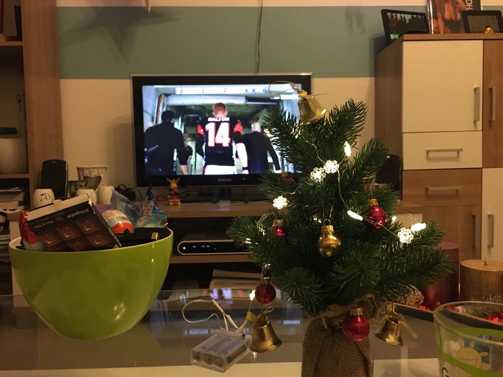 retrostyle_'s tweet photo. #ranNFL #jedenverdammtenSonntag ich hab doch auch ein schönen Baum oder? :) https://t.co/OOCzOG5wpX