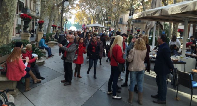 ecodemallorca's tweet photo. + de 400 litros de chocolate en favor de las terrazas del Born hoy @sialborn @iBalears https://t.co/KuxMUWD4Mn https://t.co/YHoSjoJjNF