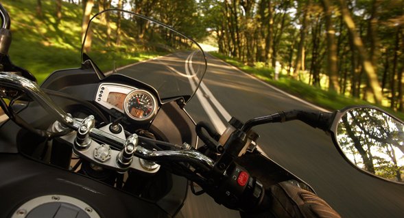 Simdi otobus yerine motorda olmak vardi...
4 tekerlek bedeni iki tekerlek ruhu tasir..