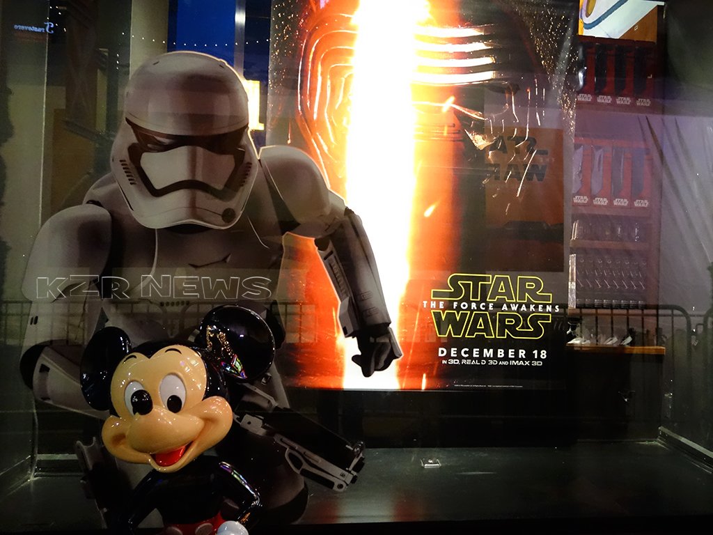 KZRNews's tweet photo. Even Mickey Mouse is Exited for the #StarWarsForceAwakens World Premiere ! #Disney #MickeyMouse #StarWars @KzrNews https://t.co/OQstCuzGdv