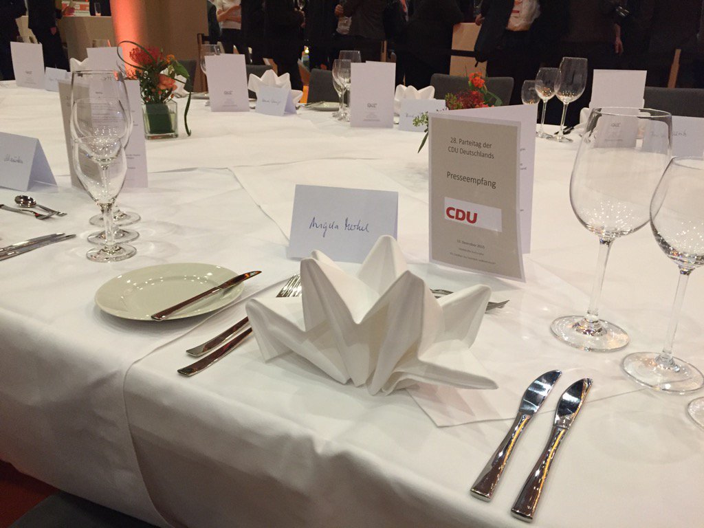 Der Tisch ist gedeckt... Platz von #merkel beim Presseabend vor dem Bundesparteitag. Was wird wohl serviert?