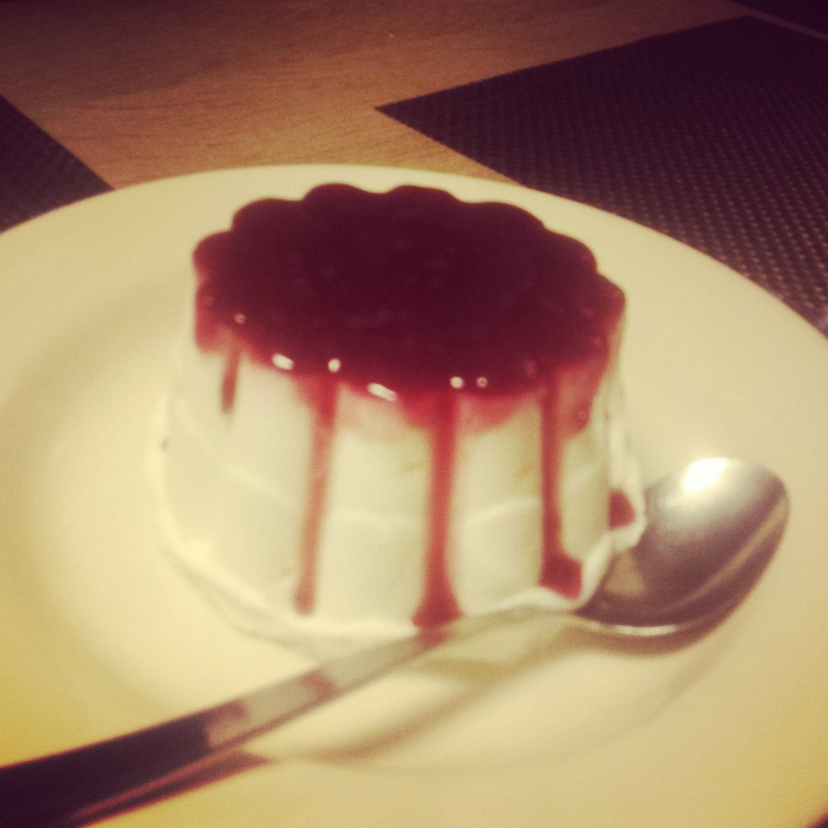 Sheranaja's tweet photo. Toetje bij buuf jammy 😛👍 https://t.co/oNkmgh8iRX