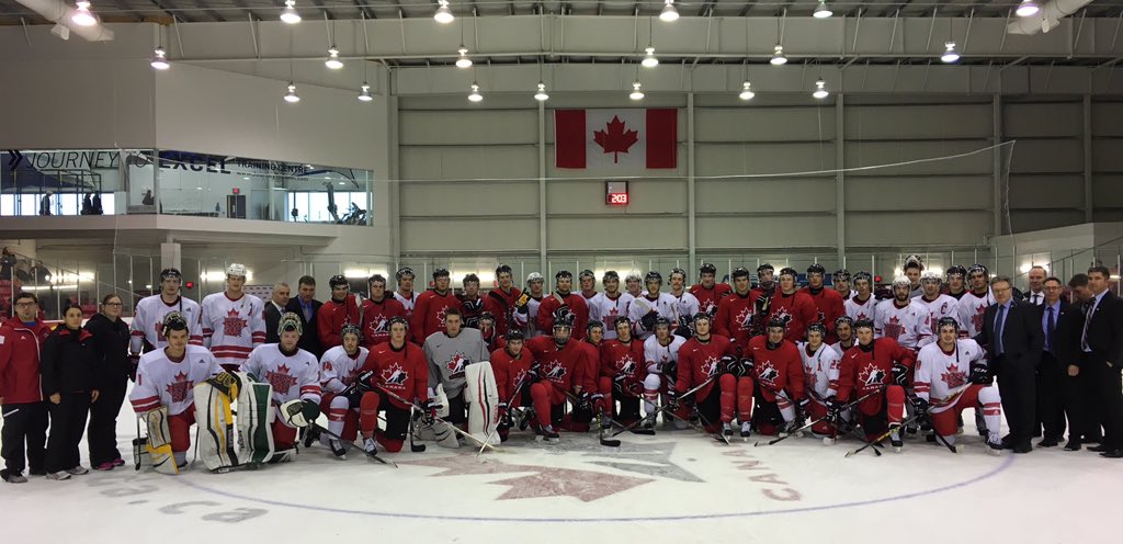 #TeamCIS and @HC_Men at centre ice for a team picture after two great games!