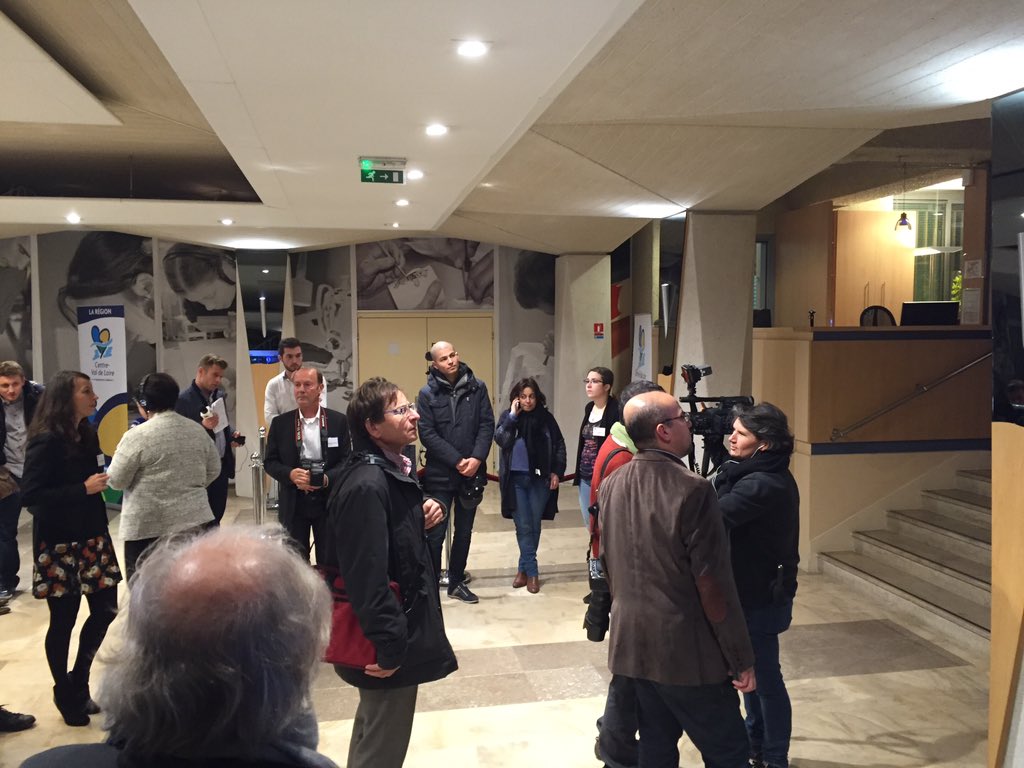 larep_fr's tweet photo. Du côté de l'hôtel de région, pas de nouvelles de François Bonneau, guetté par les journalistes. #CVL2015 https://t.co/mKhtA4yrmO