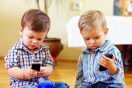 Capacityes's tweet photo. #ninos , #movil y #RedesSociales ¿ #Educar o #prohibir? ¿Cedo o #resisto? ¿Y hasta cuándo? https://t.co/t5XKX2Qszs https://t.co/2zV7xOR2I7