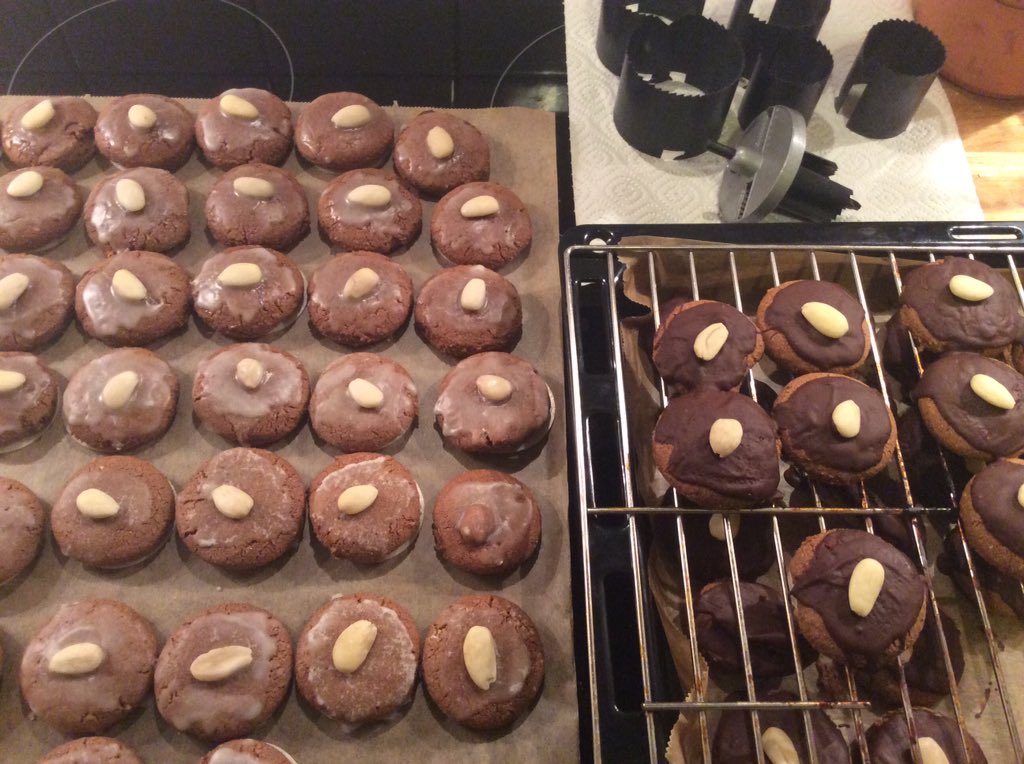 Wese's tweet photo. In der Weihnachtsbäckerei.
rechts oben: 10er Set Plätzchenformen https://t.co/YdkhUxi9vl