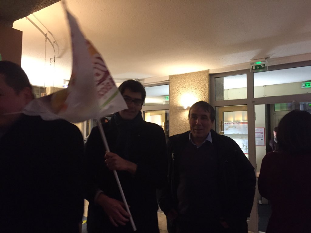 larep_fr's tweet photo. Les militants PS font leur entrée, en fête, à l'hôtel de région, salués à la fenêtre par F.Bonneau. #CVL2015 https://t.co/OZqQJJyW5L