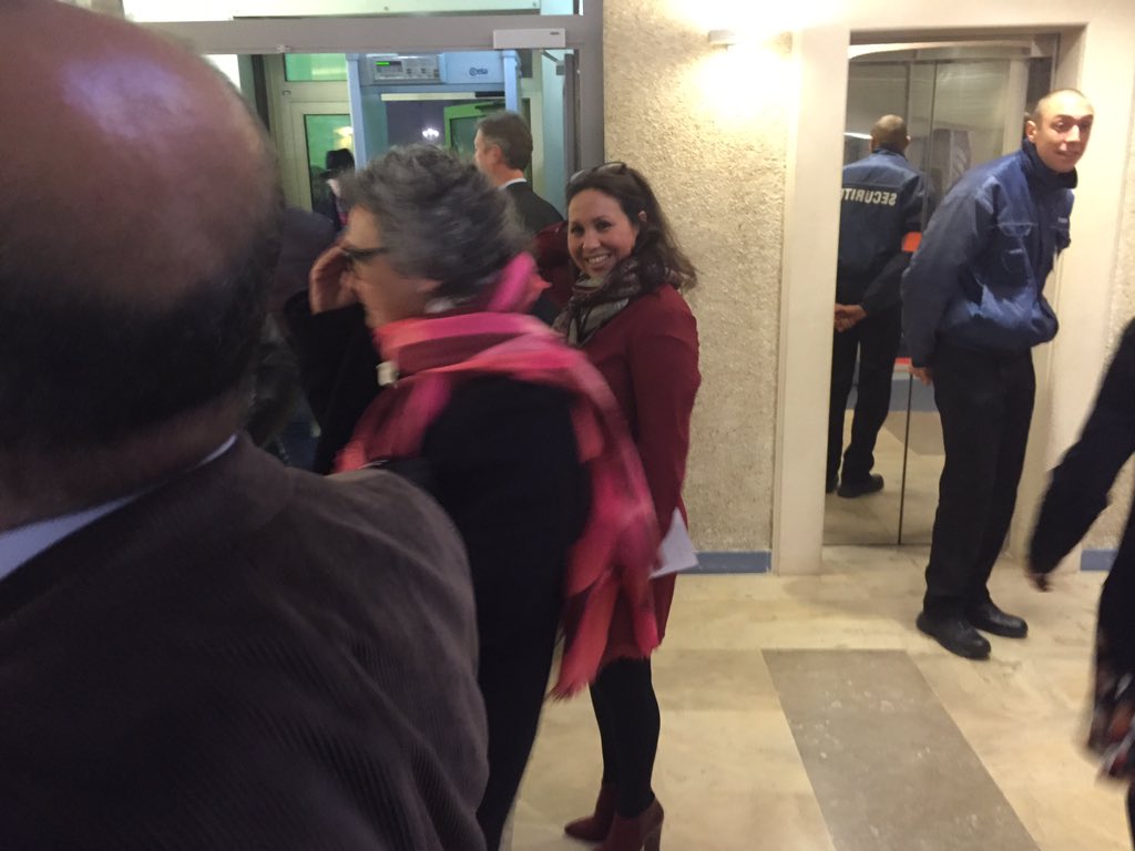 larep_fr's tweet photo. Les militants PS font leur entrée, en fête, à l'hôtel de région, salués à la fenêtre par F.Bonneau. #CVL2015 https://t.co/OZqQJJyW5L