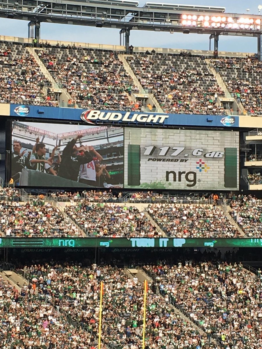 HeikkiAura's tweet photo. Battle 4 NFL playoff spots heating up & crowd getting louder @Uplause #dbmeter #metlife #Jets #sporttech #sporttech https://t.co/VSoqRIUU39