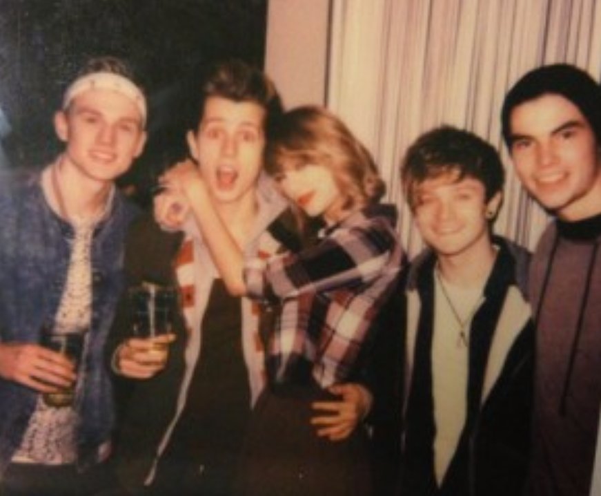  Los chicos con Taylor Swift. Happy bday     