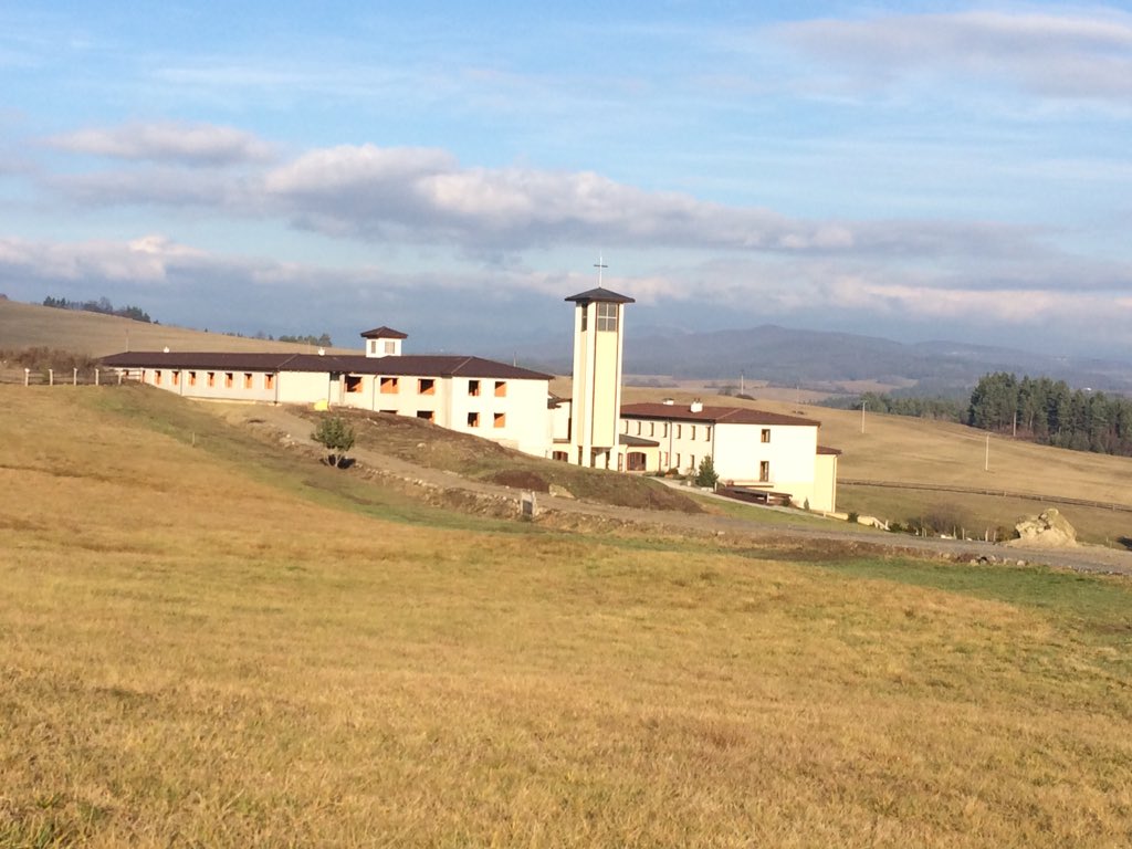 V sobotu som sa vratil z duchovnych cviceni u benefiktinov v Sampore. Stavba rastie, kazdy dar je vitany.