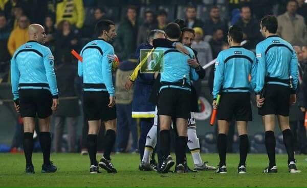 Hakeme sarılma anasını siktiğim git oyunculara deki adam gibi oynayın her maç böyle hakemle kazanamayız.