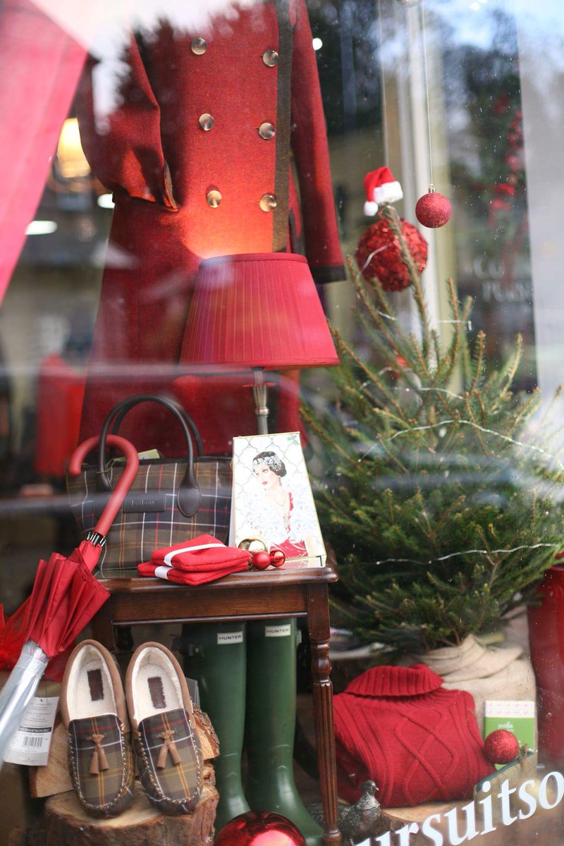 JMVMJulieMitch's tweet photo. Last job for 2015 #JMVM #xmaswindowdisplay #bofa https://t.co/9LpqwvYIE0