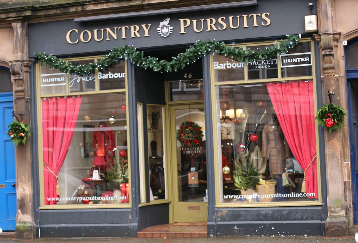 JMVMJulieMitch's tweet photo. Last job for 2015 #JMVM #xmaswindowdisplay #bofa https://t.co/9LpqwvYIE0