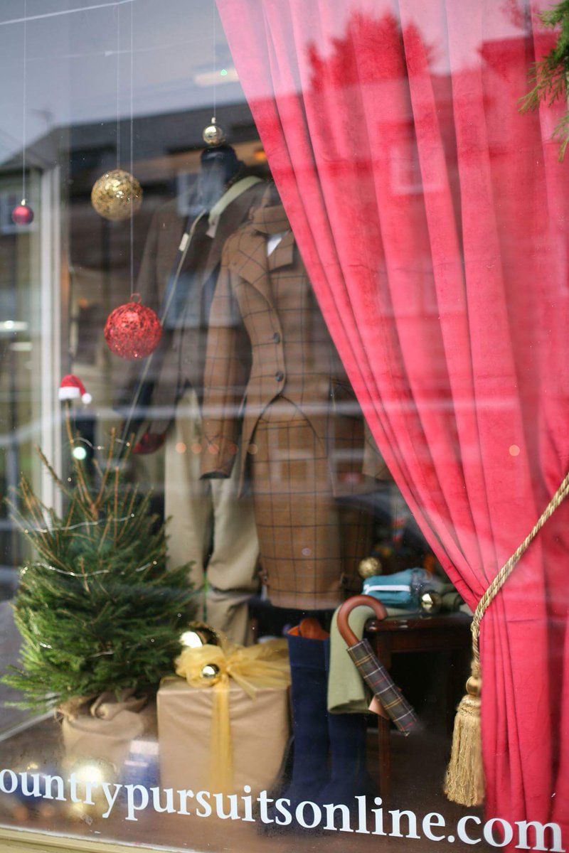 JMVMJulieMitch's tweet photo. Last job for 2015 #JMVM #xmaswindowdisplay #bofa https://t.co/9LpqwvYIE0
