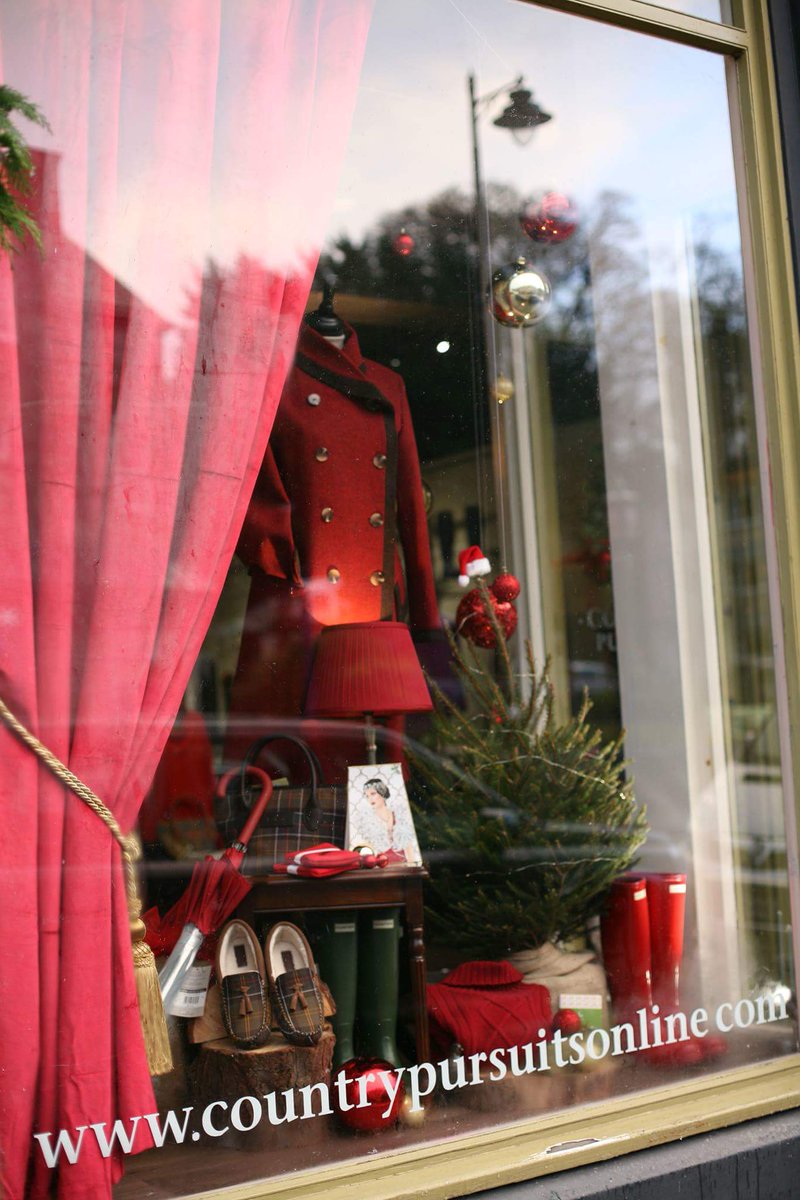 JMVMJulieMitch's tweet photo. Last job for 2015 #JMVM #xmaswindowdisplay #bofa https://t.co/9LpqwvYIE0