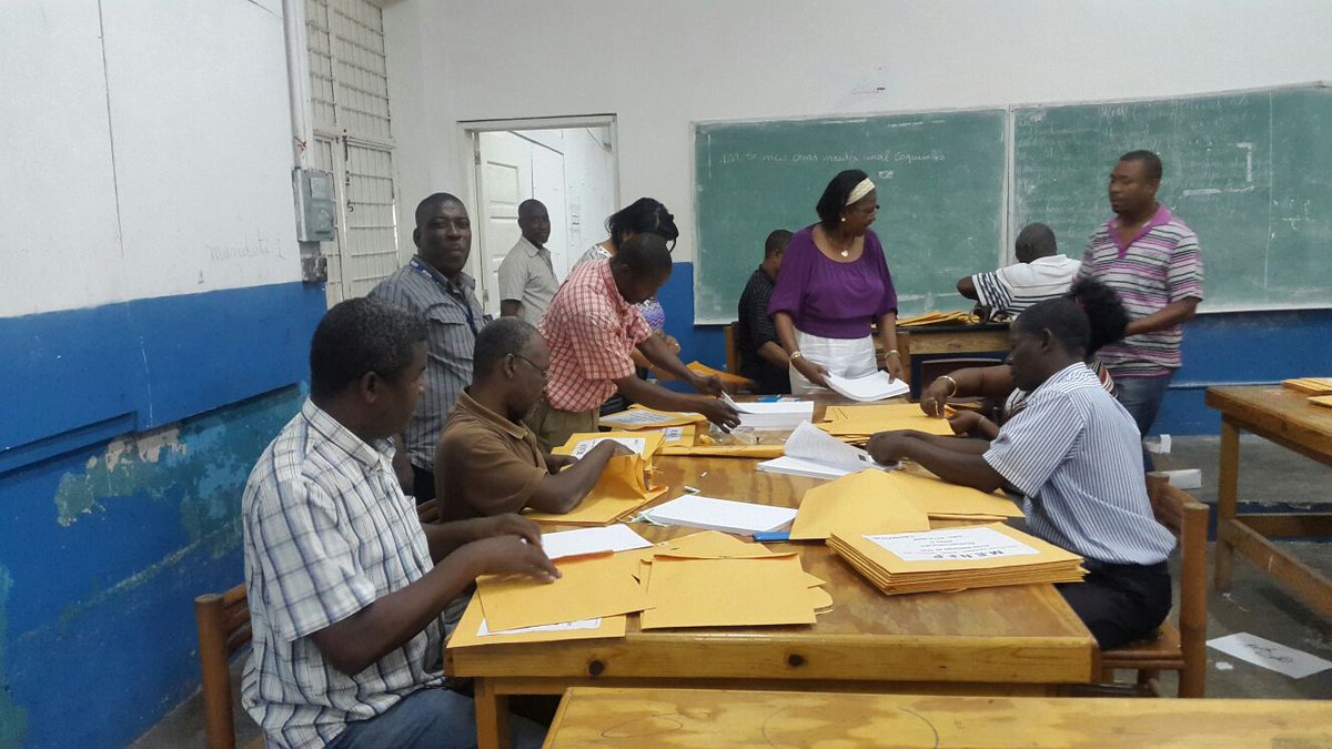 MENFP_Education's tweet photo. Multiplication des copies pour l'Ouest au bureau central d'opération des examens #bacpermanent https://t.co/PCEhAtyr3b