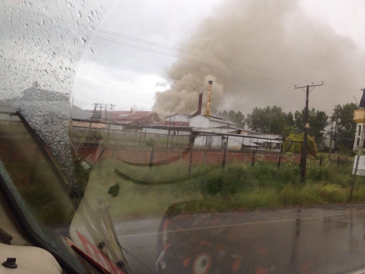 rioenlinea's tweet photo. [LO ÚLTIMO] Incendio consume oficinas de Lacteos #Valdiviacl en sector Cayumapu. (Fotos José Erices) https://t.co/t55QvwHY1h