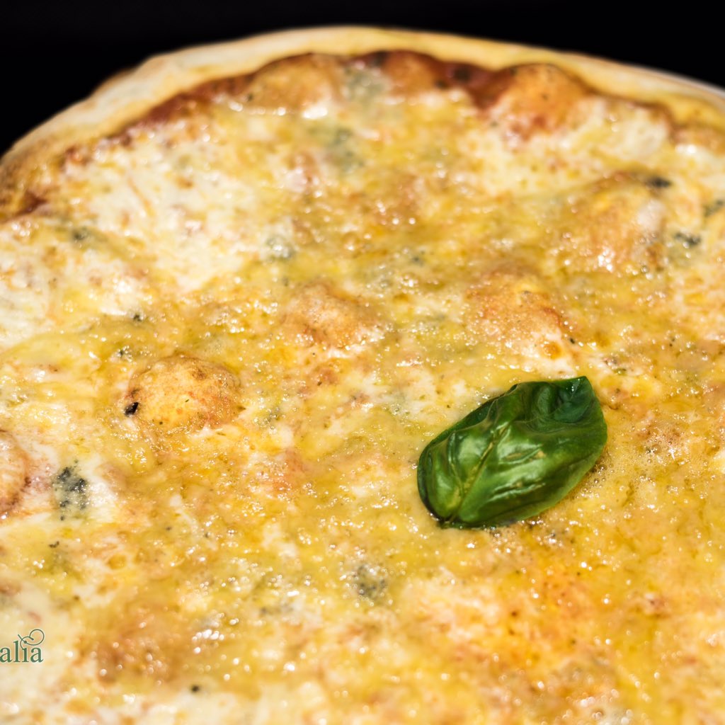 PastaiItalia's tweet photo. #quesoadictos bienvenidos @Rpastaitalia #pizza quattro #formagi única!vena probarla ! 📞951968833 #Marbella https://t.co/Lg2YICWR5O