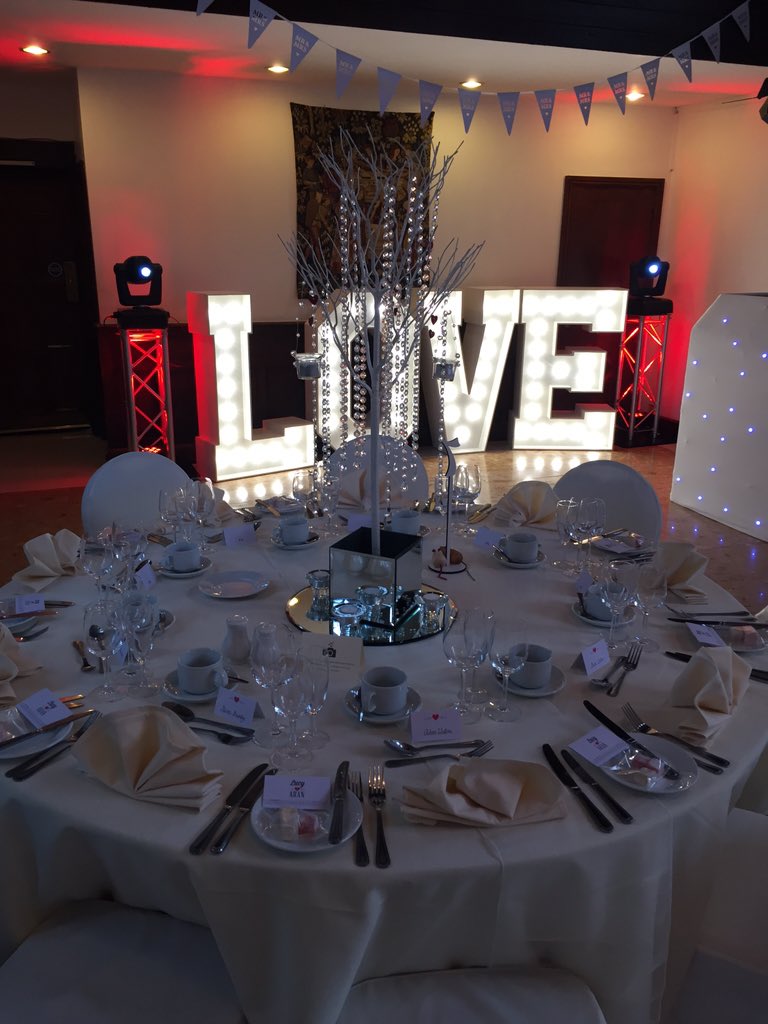 Risley_Hall's tweet photo. Winter weddings #Christmas #wedding #snow https://t.co/kwYCOwADIW